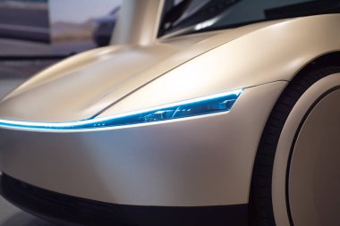 PLANO, TX, US-NOV 14, 24: Tesla CyberCab Laser Far lazer lambaları tespit edilen engelleri, Robotaxi 'yi, Otonom Otomatik Sürücü Otomobilleri' ni, düşük hızda bir kalkan hattı oluşturur.
