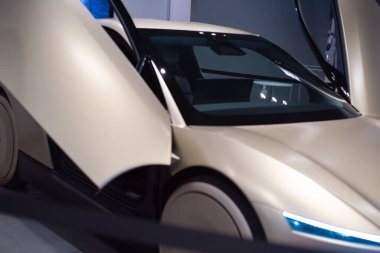 PLANO, TX, US-NOV 14, 24: Tesla CyberCab Robotaxi sergi salonunda iki kelebek kapısı açık, yenilikçi lazer farlar, arka pencere ve yan aynalar yok, otomatik çalışan arabalar otonom araçlar
