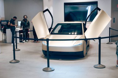 PLANO, TX, US-NOV 14, 24: Tesla CyberCab Robotaxi sergi salonunda iki kelebek kapısı açık, yenilikçi lazer farlar, arka pencere ve yan aynalar yok, otomatik çalışan arabalar otonom araçlar