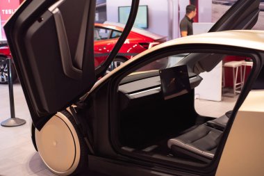 PLANO, TX, US-NOV 14, 24: Tesla CyberCab Robotaxi 'de geniş dokunmatik ekranlı, arka penceresi olmayan ve yan aynası olmayan Kelebek Kapıları açıldı