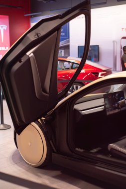 PLANO, TX, US-NOV 14, 24: Tesla CyberCab Robotaxi 'de geniş dokunmatik ekranlı, arka penceresi olmayan ve yan aynası olmayan Kelebek Kapıları açıldı