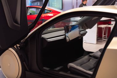 PLANO, TX, US-NOV 14, 24: Tesla iç mekanında devasa bir dokunmatik ekran imzası Tesla CyberCab Robotaxi, tamamen otonom olarak kontrol edilen direksiyon ya da pedalsız, sürücüsüz kendi kendine çalışan arabalar