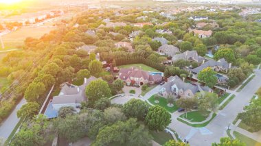 Midway Road, Plano, Texas 'ta uzun bisiklet yolu üzerinde banliyö parkının yakınındaki lüks yerleşim yerlerinde geniş arka bahçeli yüzme havuzlu malikaneler, yemyeşil ağaçlar, hava manzaralı. ABD