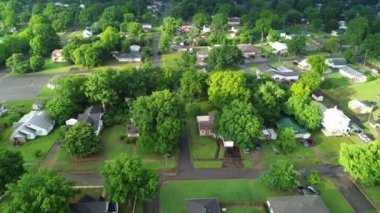 Sabahın erken saatlerinde, tarım kasabası Oklahoma 'daki McIntosh County, ABD' nin küçük bir kasabası olan Checotah, küçük bir kasabadaki yemyeşil ağaçlarla çevrili büyük bir arazideki kır evleri üzerinde.
