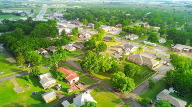 Ana cadde Batı Gentry Bulvarı, Checotah şehir merkezinde ABD 69 'a doğru, küçük bir kasaba, McIntosh County, Oklahoma' da, ticari binalar, kiliseler, okullar, yerleşim evleri, yemyeşil, anten. ABD
