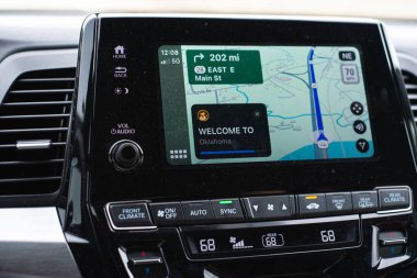 Oklahoma kısa mesajına hoş geldiniz. Oklahoma eyalet sınırına giren modern SUV aracının ses dokunmatik ekranında gerçek zamanlı GPS navigasyon haritası uygulaması ekranında görünün. ABD