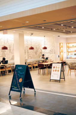 FRISCO, TX, US-NOV 19, 2024: Capital One Kafe 'nin girişinde, bankaya bağlı Vertue Coffee Roaster kafe zinciri sıcak içecekler sunan sandviçlerin menüsü