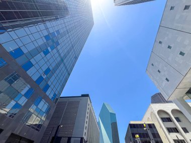 Cam ofis binası, gökdelen, Dallas, Teksas şehir merkezinde açık mavi gökyüzü altındaki yüksek katlı apartman kuleleri kentsel mimari arka plan, uzay ticari ve iş merkezi kiralama. ABD