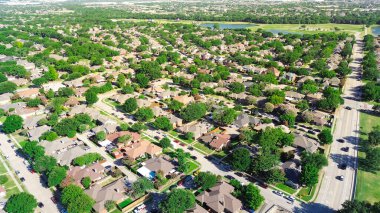 Dallas, Teksas 'ın Coppell banliyölerindeki Lakeside yerleşim yerleri, ağaç sıralı yerleşim sokakları, arka bahçeli tek kişilik evler, yüzme havuzu, hızlı büyüyen konut piyasası, anten. ABD