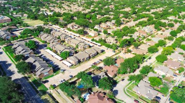 Banliyö apartman kompleksi, Coppell 'in varoşlarında lüks evler Dallas, Texas, ağaç sıralı yerleşim yerleri, sıra sıra tek aile evleri, hızlı büyüyen konut piyasası, anten. ABD