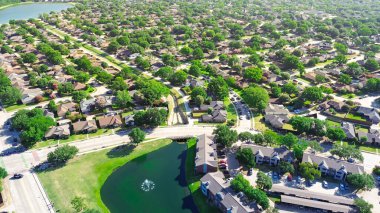 Dallas, Teksas 'ın Coppell banliyösündeki göl kenar mahallelerinde yerleşik beton drenaj kanalı, ağaç sıralı yerleşim sokakları, arka bahçeli tek aile evleri, yüzme havuzu, antenler. ABD