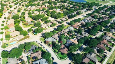 Dallas, Teksas 'ın Coppell banliyölerindeki Lakeside yerleşim yerleri, ağaç sıralı yerleşim sokakları, arka bahçeli tek kişilik evler, yüzme havuzu, hızlı büyüyen konut piyasası, anten. ABD
