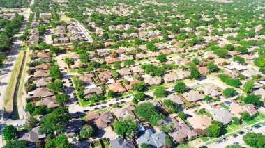 Dallas, Teksas 'ın Coppell banliyösündeki göl kenar mahallelerinde yerleşik beton drenaj kanalı, ağaç sıralı yerleşim sokakları, arka bahçeli tek aile evleri, yüzme havuzu, antenler. ABD