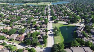 Banliyödeki apartman kompleksi, Coppell 'in banliyölerindeki lüks evler Dallas, Texas, ağaç sıralı yerleşim caddesi, bayram geçit töreni trafik kontrolü, hızla büyüyen konut piyasası.