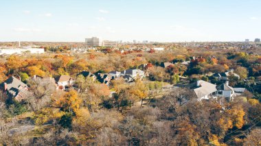 Şehir merkezi, banliyö parkı ve Kuzey Teksas 'ta güzel bir sonbahar yeşilliği ile çevrili yerleşim alanı, şehir merkezindeki gökdelenler, parlak sarı sonbahar yaprakları. ABD