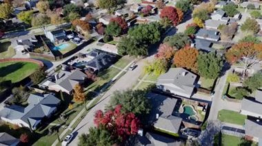 Yüzme havuzlu lüks banliyö evleri, geniş çitli arka bahçesi, Coppell banliyölerinde renkli sonbahar yaprakları Dallas Fort Worth Metroplex 'te hızla büyüyen konut piyasası arazisi, üstgeçit.