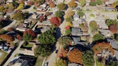 Doruk mevsimi renkli sonbahar yaprakları Coppell 'de, Dallas Fort Worth Metroplex' in banliyölerinde, arka bahçesi geniş banliyö evleri, hızla büyüyen konut piyasasında yüzme havuzları, üstgeçit.