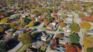 Doruk mevsimi renkli sonbahar yaprakları Coppell 'de, Dallas Fort Worth Metroplex' in varoşlarında geniş arka bahçeli banliyö evleri, hızla büyüyen konut piyasasında yüzme havuzları, antenler. ABD