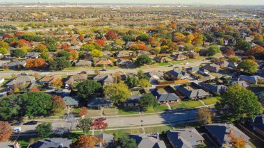 Dallas şehir merkezli banliyö yerleşim evleri uzak arka planda renkli sonbahar yaprakları Coppell üzerinde, hızla büyüyen banliyö evleri, hava manzarası. ABD