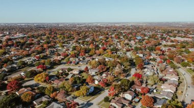 Hava manzaralı, Coppell banliyöleri, renkli sonbahar yapraklarıyla Dallas Fort Worth Metroplex, Lewisville ve State Highway 121 uzak arka planda, açık mavi gökyüzü. ABD