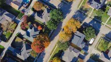 Banliyö evleri trambolin, yüzme havuzu, renkli yapraklar, lüks yerleşim alanı Coppell, Dallas Fort Worth Metroplex banliyöleri, hızla büyüyen konut piyasası, anten. ABD