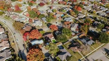 Cul-de-sac çıkmaz sokak, Coppell 'de renkli sonbahar yaprakları, Dallas, Teksas' ın banliyöleri, büyük arka bahçeli banliyö evleri, hızlı büyüyen konut piyasasında ahşap çitler, antenler. ABD