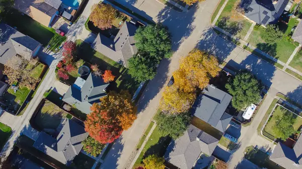 Banliyö evleri trambolin, yüzme havuzu, renkli yapraklar, lüks yerleşim alanı Coppell, Dallas Fort Worth Metroplex banliyöleri, hızla büyüyen konut piyasası, anten. ABD