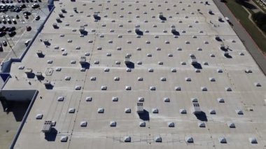 Ticari çatısı ve ambalajlı RTU 'su olan büyük bir marketin girişinde park yeri, havalandırma soğutma, nemlendirme, ısıtma, ısı pompası ve hava tutucuları, üstgeçit.