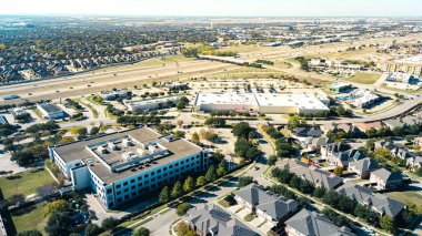 Konut evleri, iş parkı, ofis binaları, Lyndon B Johnson Interstate I-635 yakınlarındaki restoranlar, Dallas, Teksas 'ın hızlı büyüyen banliyöleri, anten. ABD
