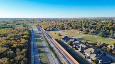 Dallas Fort Worth 'un banliyösündeki sütunları, önceden yapılmış beton duvar gürültüsü bariyeri, ses hafifletme hafif demiryolu kemeri hattı yolu. ABD