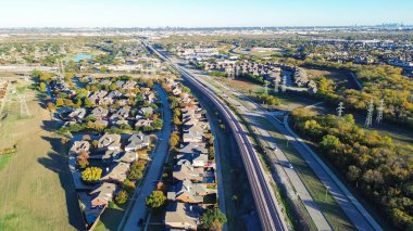 Konut evleri, hafif demiryolu sistemi, önceden inşa edilmiş beton duvar gürültüsü bariyeri Dallas 'ın banliyöleri boyunca hızla büyüyen karma kullanım alanı, sessiz şehir bölgeleri. ABD