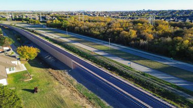 Hafif demiryolu ile Kuşak Hattı Yolu ve önceden inşa edilmiş beton duvarlar gürültü bariyeri, arka planda Dallas şehir merkezindeki lüks yerleşim yerlerinde ses azaltıcı, sessiz bölgelerde emici akustik. ABD