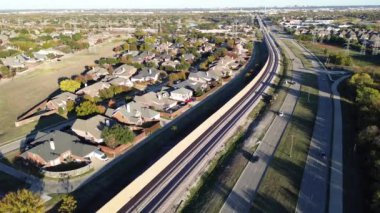 Belt Line Yolu üzerinde yoğun trafik var. Hafif demiryolu ve beton duvar önü ses engeli, Dallas şehir merkezindeki yerleşim bölgesinde ses azaltma, sessiz bölgelerde emici akustik, üstgeçit.