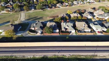 Üst geçit ses duvarları önceden yapılmış beton UV kaplama yansıtıcı gürültü bariyerleri yerleşim alanı ve Texas Coppell 'deki demiryolu kemer hattı yolu emici akustik bölgeler oluşturur.