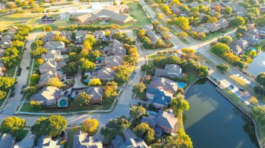 Geniş açık arazili ilköğretim okulu, Coppell 'in lüks yerleşim bölgesinde yer alan futbol sahası Dallas, Teksas' ın banliyöleri, iki katlı renkli sonbahar yaprakları sıralı ev. ABD