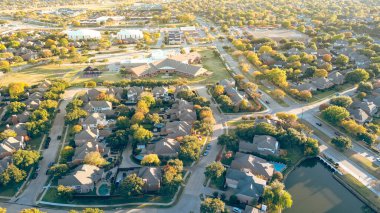 İlkokul, şehrin yakınındaki büyük su tankları toprak depolama pompa istasyonu. Dallas, Teksas 'ın banliyöleri, iki katlı lüks evler. Renkli sonbahar yaprakları, hava. ABD