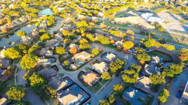 Coppell 'deki liman bölgesi ilkokulu, Dallas, Teksas' ın banliyöleri, renkli sonbahar yaprakları, iki katlı yüzme havuzlu, geniş arka bahçeli bir bina kümesi. ABD