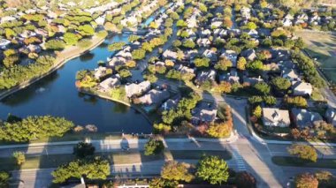 Coppell 'deki MacArthur Bulvarı' ndaki rıhtımda. Dallas, Teksas 'ın banliyölerinde. Renkli sonbahar yaprakları.