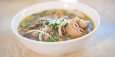 Panorama manzaralı geleneksel Bun Bo Hue erişteleri, yumuşak et, domuz çorbası, vermicelli yuvarlak pirinç eriştesi, soğan ve taze otlar, Vietnam 'da lezzet katmanlı baharatlı çorba ile eşleştirildi. Asya