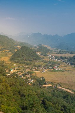 Kuzeybatı Vietnam 'daki uzak vadi kasabası, geleneksel ahşap ağaçtan evler, çeltik tarlaları, karst tepeleriyle çevrili dolambaçlı yollar çözünür karbonat kayaları, Mai Chau' da seyahat. Asya