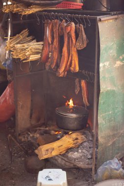 Uzak Kuzeybatı Vietnam 'daki küçük geleneksel etnik insanlar mutfağında Mai Chau' da kurutulmuş sığır eti kurutulmuş kurutulmuş domuz eti, ahşap ateşte kurutulmuş demir et askısı tüttürüyor. Asya