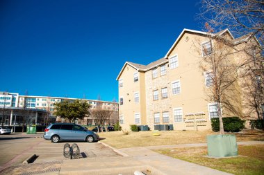 Modern kampüs binaları, arabalar ve bisikletler park yeri ve çok katlı üniversite binaları Dallas, Teksas 'ta güneşli kış mavi gökyüzü kampüs yurdunda yurt eğitimi. ABD