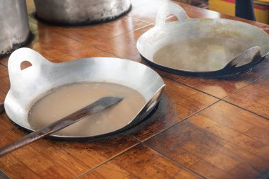 Can Tho, Vietnam 'daki yerel el yapımı şeker fabrikasında sıkılmış hindistan cevizi sütü, kreması, şeker ve malt şurubu karışımı, glüten pirinç unu, kahverengi şeker üretimi. Asya