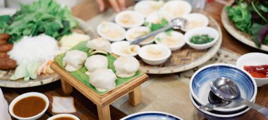 Panorama View otantik Banh Beo ya da yuvarlak bambu hasırı üzerinde şişirilmiş eğreltiotu şeklinde kek tabakları, küçük, esnek pirinç unu, kızarmış karides, sos, otlar. Vietnam