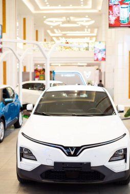 HANOI, VN-DEC 23, 2025: VinFast 'in 2023' ten beri ürettiği VinFast, VinFast, VinFast, VinFast, Vincom, Vincom, Vincom alışveriş merkezindeki kapalı alanda yeni model.