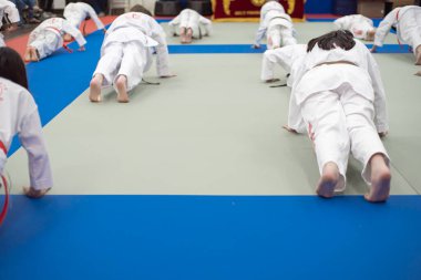 Teksas 'taki dersler için PVC minderinde egzersiz yapan çeşitli öğrenciler, kızlar ve oğlanlar aktif öz disiplin eğitimi alıyorlar. ABD