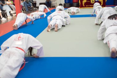 Teksas 'taki dersler için PVC minderinde egzersiz yapan çeşitli öğrenciler, kızlar ve oğlanlar aktif öz disiplin eğitimi alıyorlar. ABD