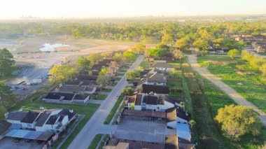 Houston şehir merkezindeki Antoine Dr, Inwood Ormanı golf sahasının yakınındaki evleri ve evleri sel hasarını azaltmak için fırtına suyu havzalarının inşaat sahası. ABD