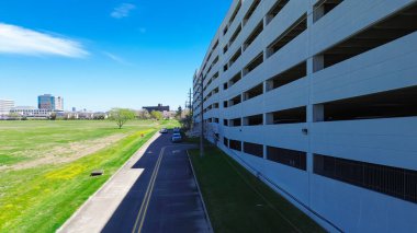Modern çok katlı otopark, çok katlı garaj binası beton rampa, güverte, ofis binası batı Houston, Teksas 'taki Westchase iş bölgesinde ufuk çizgisi. ABD