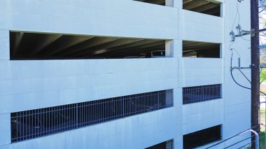 Batı Houston, Teksas, WestChase iş bölgesinde yoğun Richmond Bulvarı 'nda beton rampası ve güvertesi olan çok katlı otopark binası, park yeri, anten. ABD